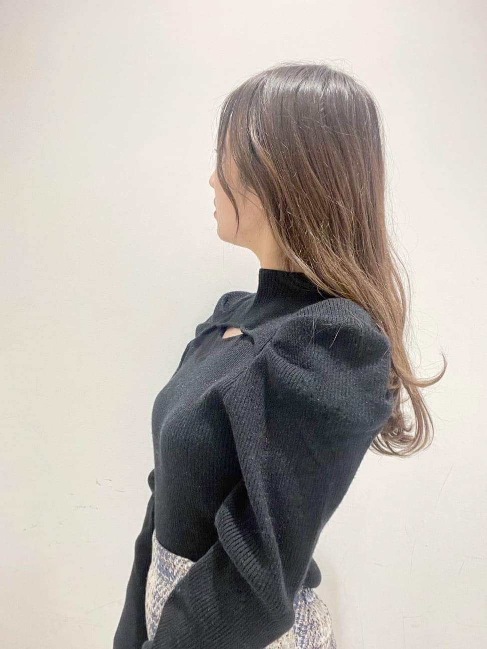 ブラック系のブーツ、ブルー系のスカート、ブラック系のニット/セーターを着用したレディースの冬コーディネートの5枚目の写真