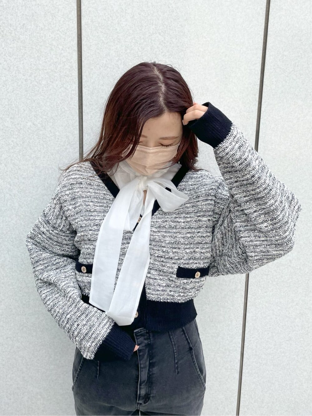 ブラック系のその他パンツ、ホワイト系のシャツ/ブラウス、ブラック系のカーディガン/ボレロを着用したレディースの冬コーディネートの5枚目の写真