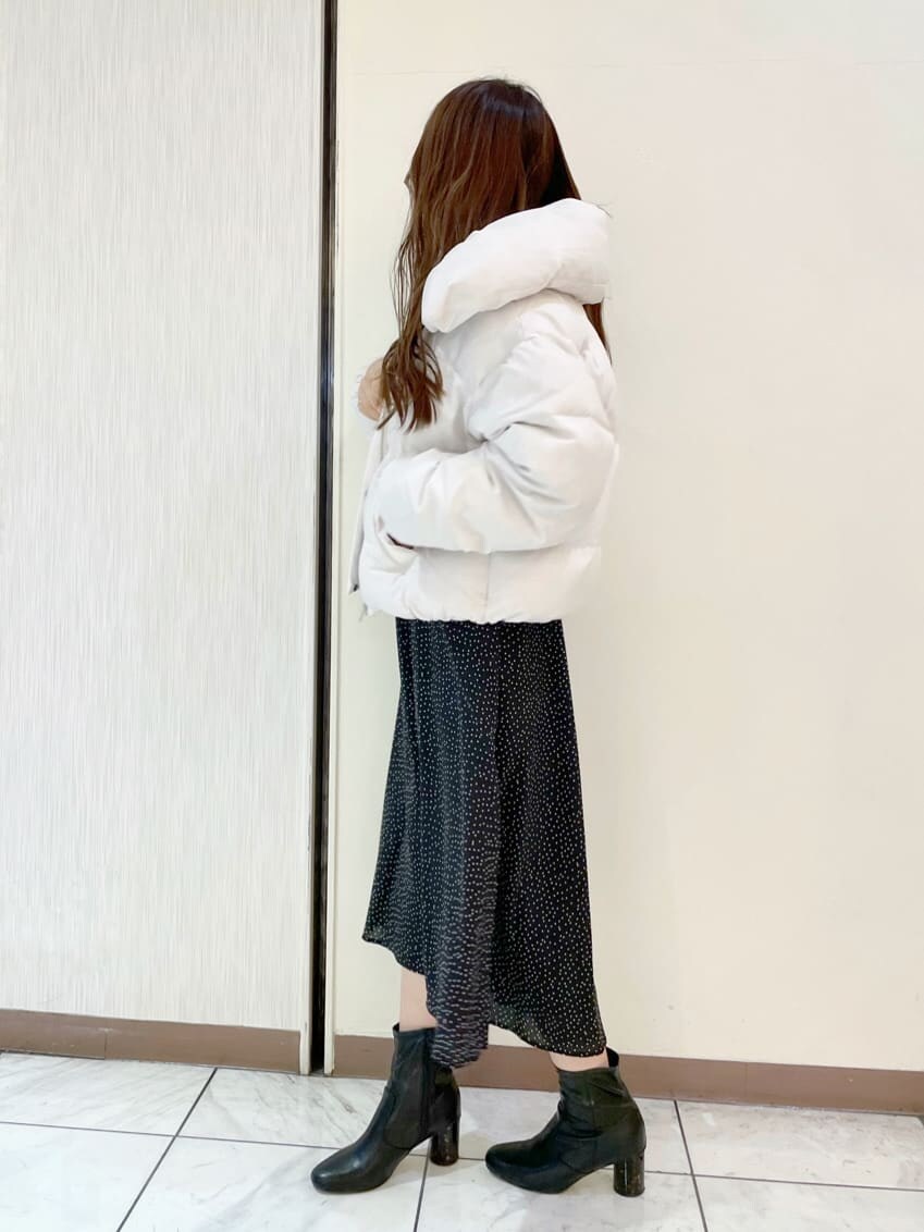 ホワイト系のその他アウター、その他のワンピースを着用したレディースの冬コーディネートの2枚目の写真