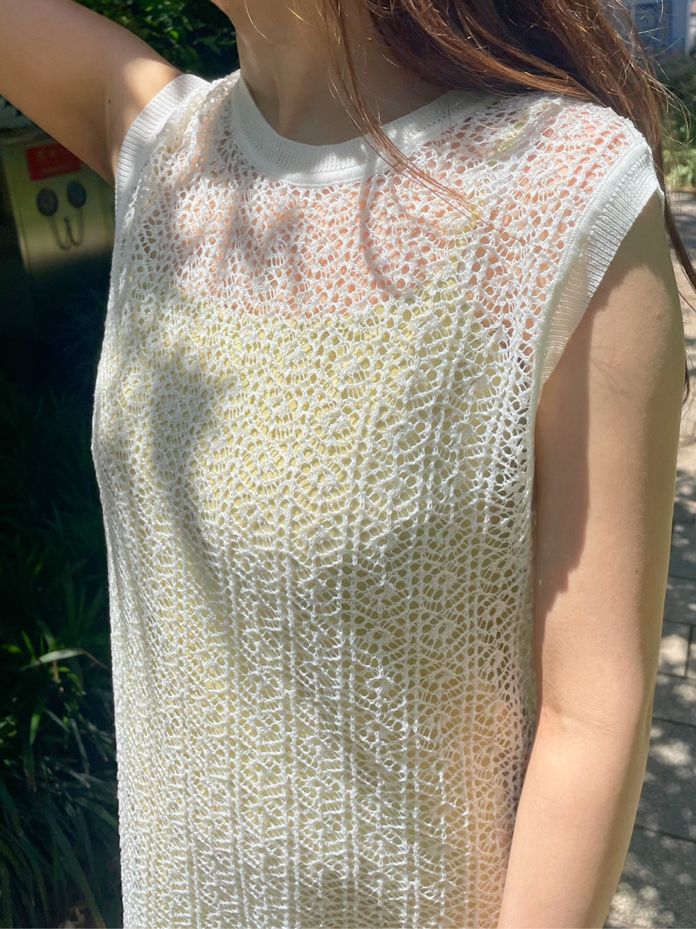 ホワイト系のワンピースを着用したレディースの春コーディネートの5枚目の写真