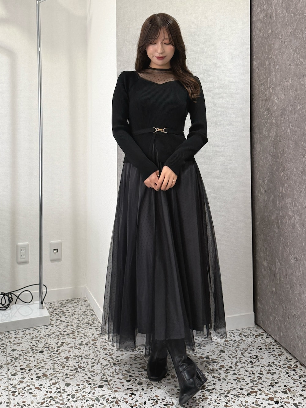 ブラック系のワンピース、ブラック系のブーツを着用したレディースの秋コーディネートの2枚目の写真