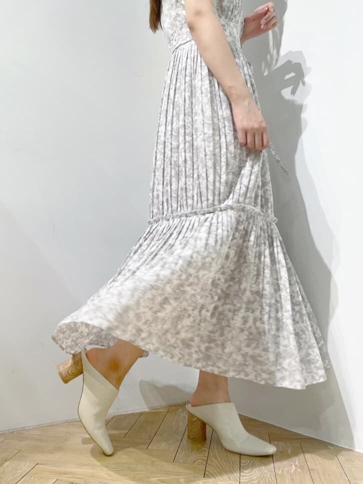 グレー系のワンピースを着用したレディースの夏コーディネートの6枚目の写真