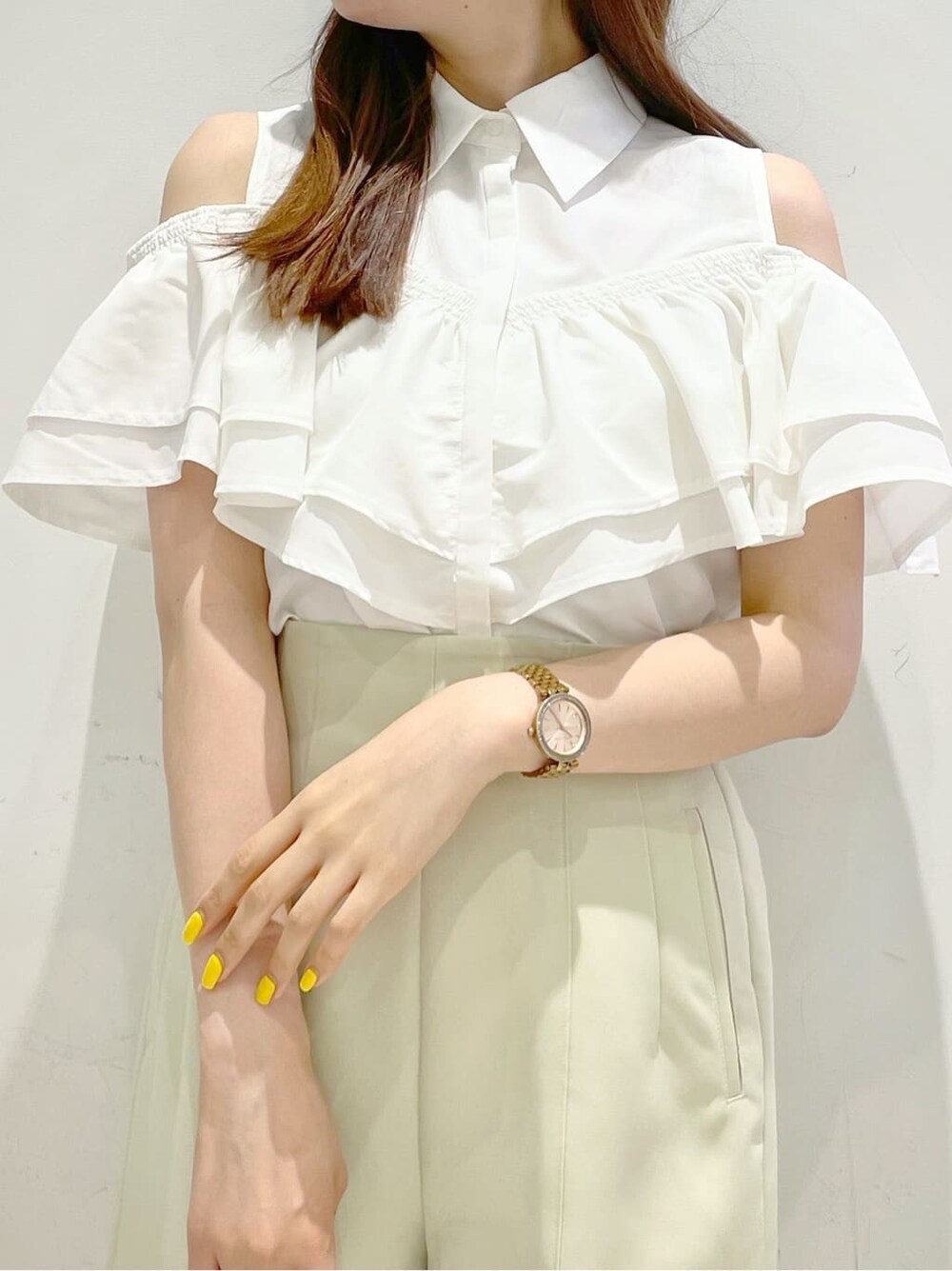 その他のサンダル、グリーン系のその他パンツ、ホワイト系のシャツ/ブラウスを着用したレディースの夏コーディネートの8枚目の写真