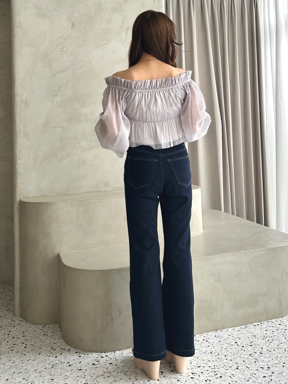 パープル系のシャツ/ブラウス、ブルー系のデニムパンツ、その他のサンダルを着用したレディースの夏コーディネートの2枚目の写真