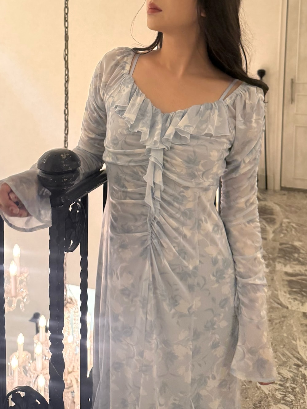 ブルー系のワンピース、ホワイト系のムートンコートを着用したレディースの秋コーディネートの4枚目の写真