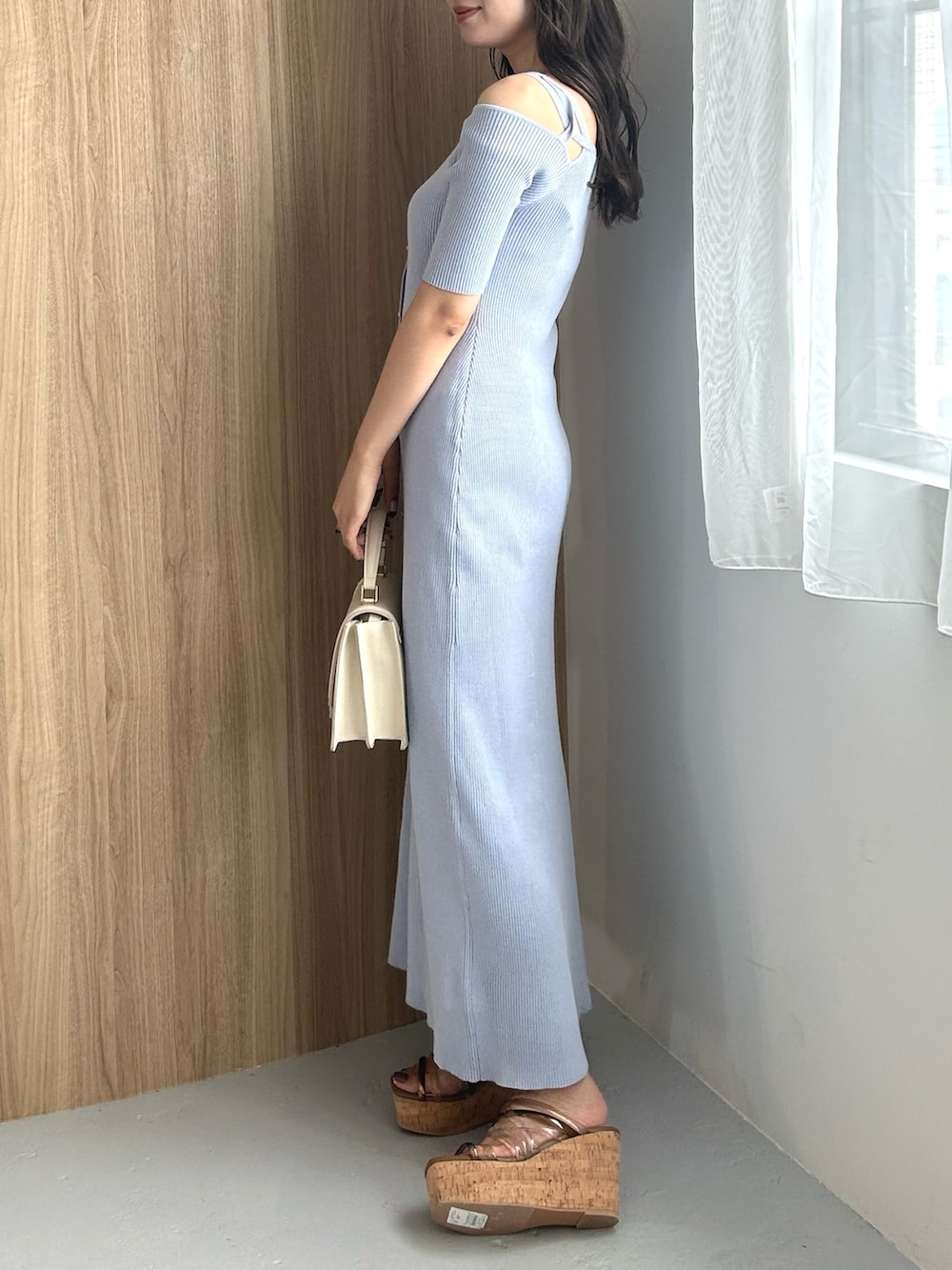 ブルー系のワンピースを着用したレディースの秋コーディネートの3枚目の写真