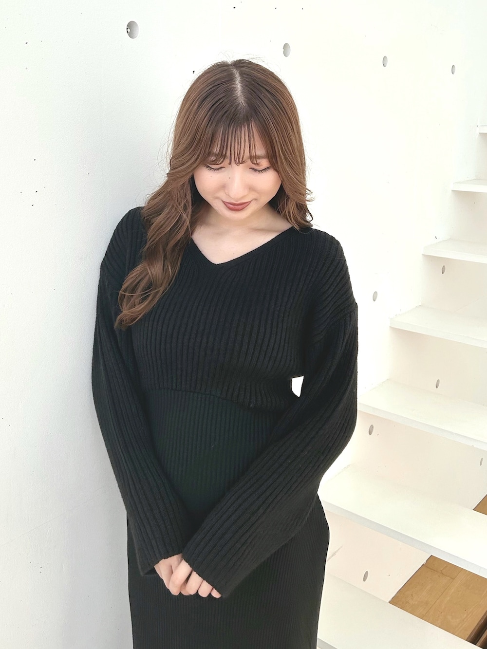 ブラック系のワンピース、ブラック系のブーツを着用したレディースの秋コーディネートの4枚目の写真