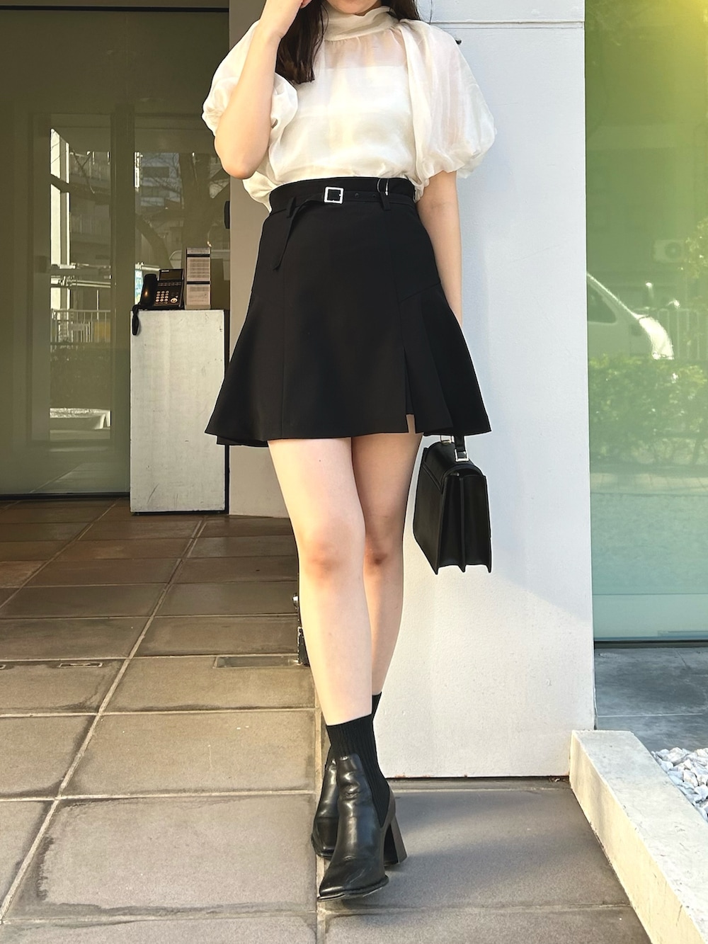 ブラック系のその他パンツ、ホワイト系のシャツ/ブラウスを着用したレディースの冬コーディネートの2枚目の写真