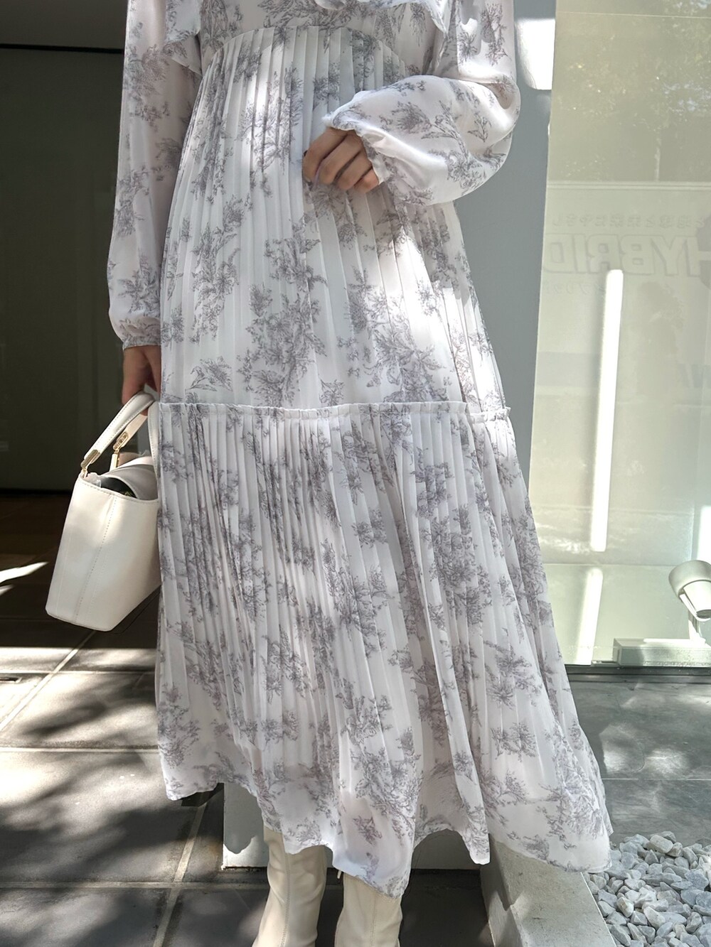 ホワイト系のハンドバッグ、ピンク系のワンピースを着用したレディースの秋コーディネートの6枚目の写真