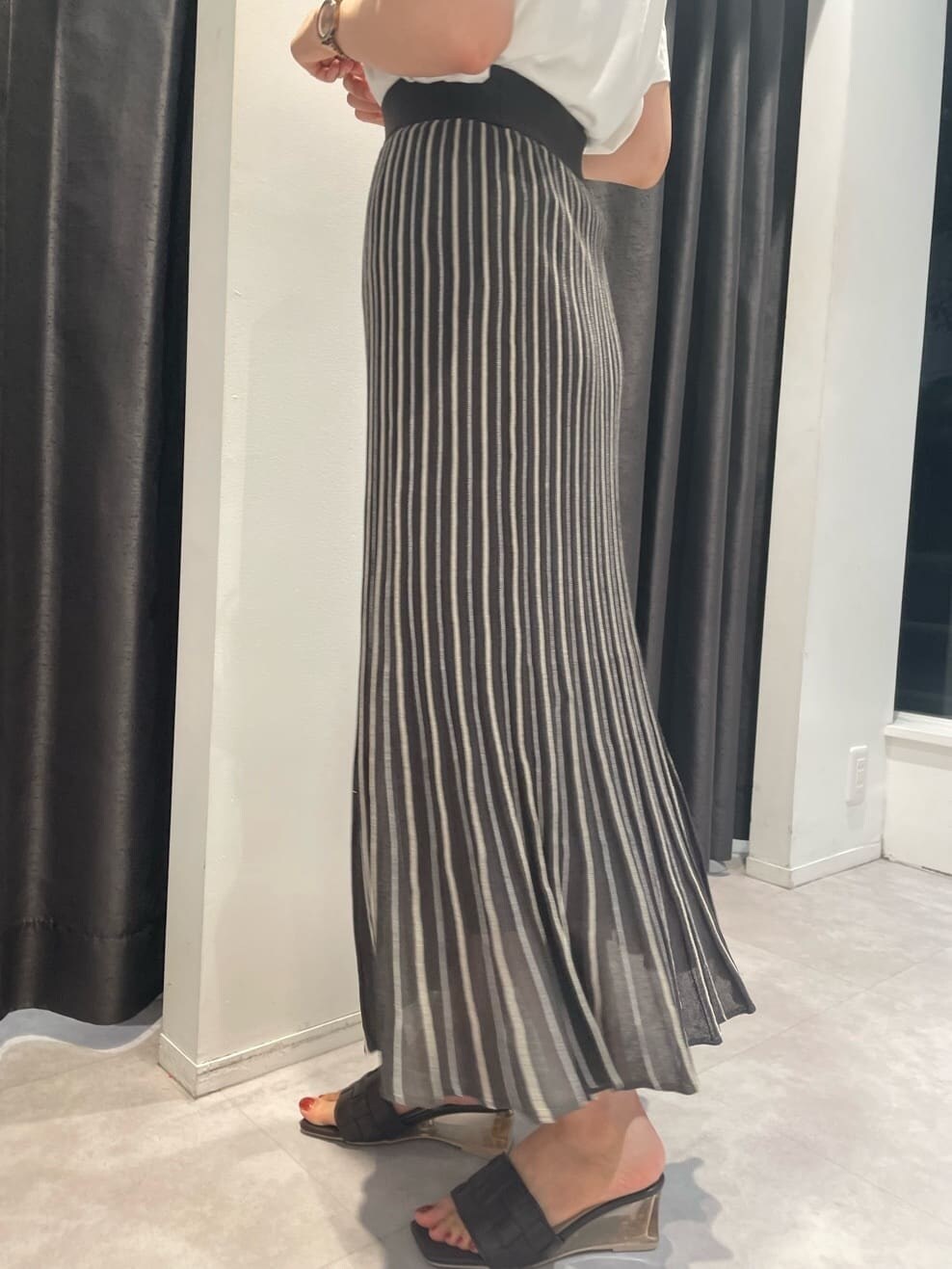 ブラウン系のサンダル、グレー系のワンピース、ホワイト系のTシャツ/カットソーを着用したレディースの夏コーディネートの6枚目の写真