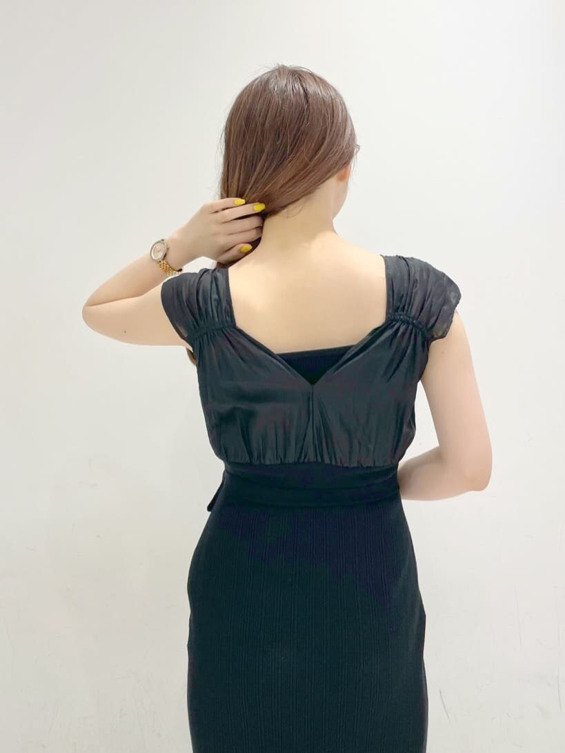 ブラック系のワンピース、ホワイト系のサンダルを着用したレディースの春コーディネートの6枚目の写真