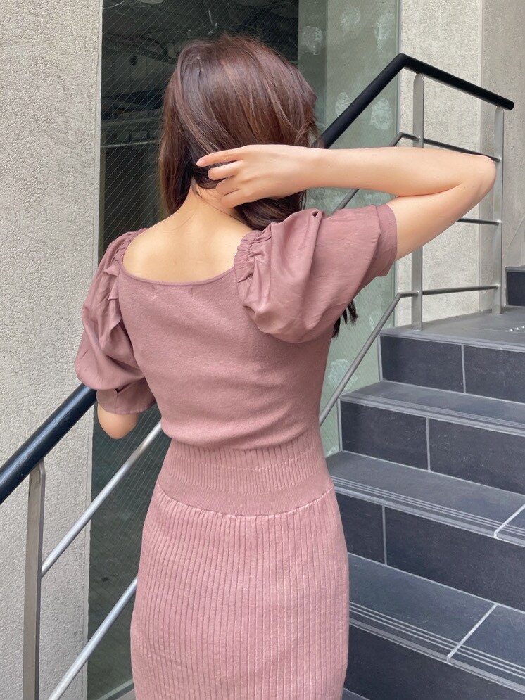 ブラウン系のワンピース、ベージュ系のサンダルを着用したレディースの春コーディネートの4枚目の写真