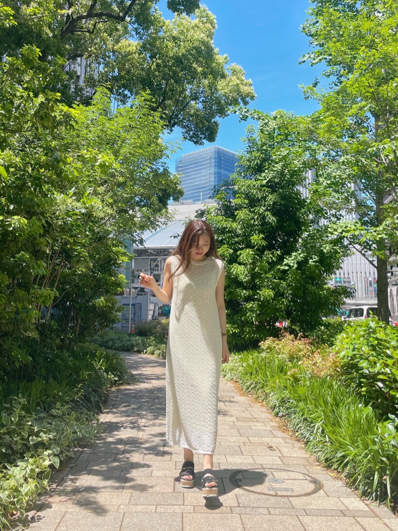 ホワイト系のワンピースを着用したレディースの春コーディネートの2枚目の写真