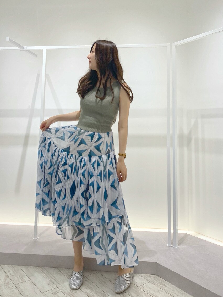 シルバー系のサンダル、ブルー系のスカート、ベージュ系のニット/セーターを着用したレディースの夏コーディネートの2枚目の写真