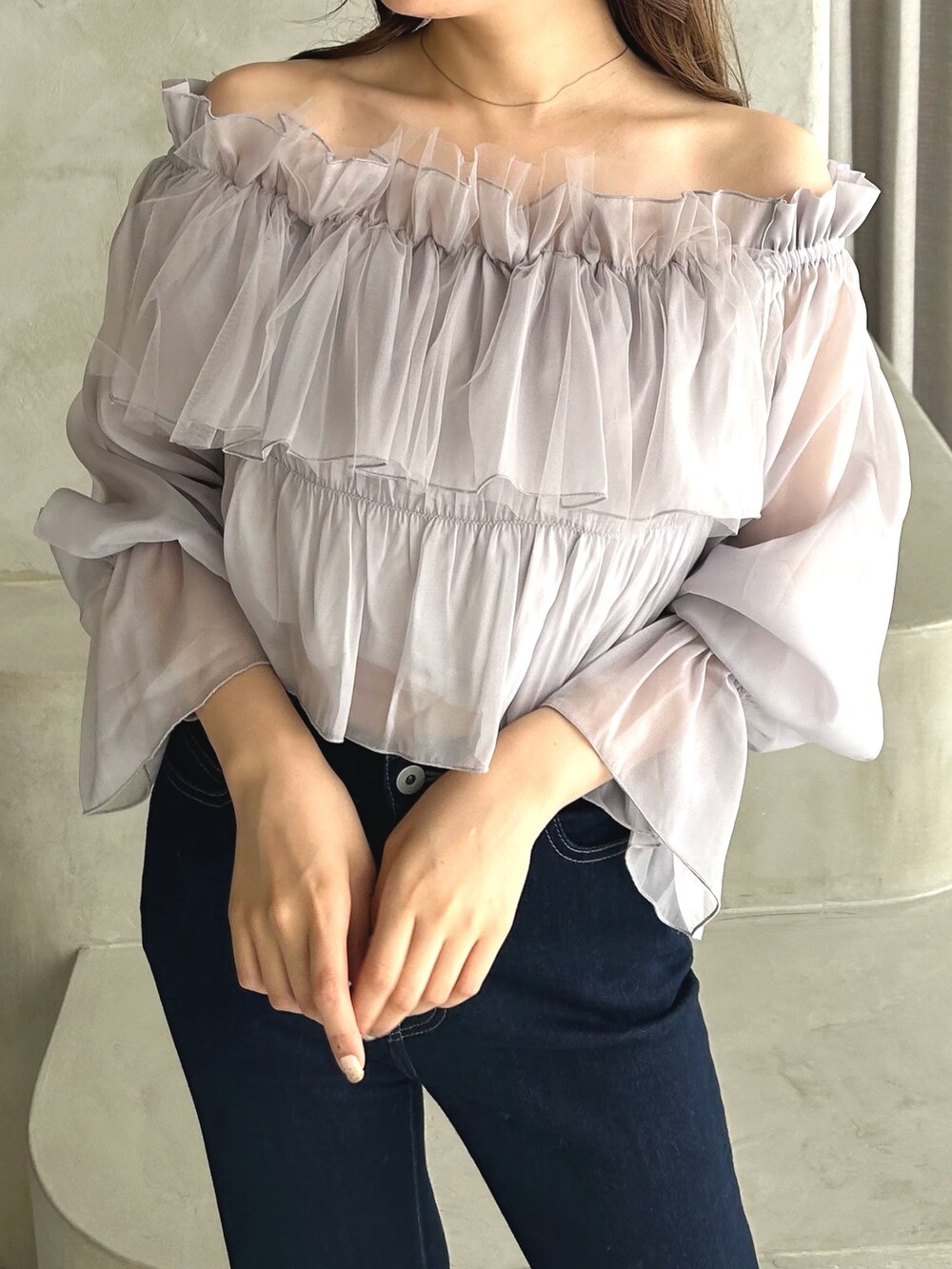 パープル系のシャツ/ブラウス、ブルー系のデニムパンツ、その他のサンダルを着用したレディースの夏コーディネートの3枚目の写真