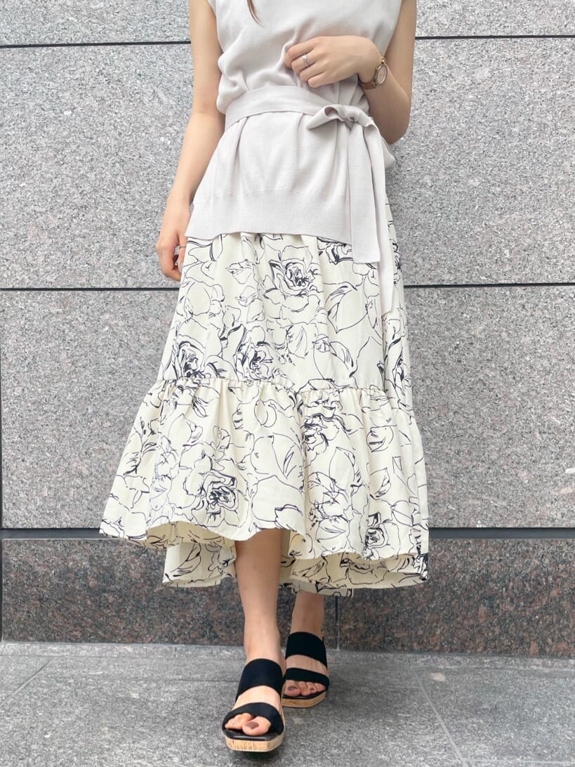 ホワイト系のワンピース、ブラック系のサンダルを着用したレディースの夏コーディネートの7枚目の写真