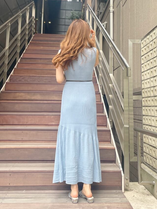 シルバー系のサンダル、ブルー系のワンピースを着用したレディースの夏コーディネートの3枚目の写真