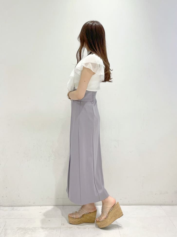 パープル系のスカート、その他のサンダル、ホワイト系のニット/セーターを着用したレディースの春コーディネートの2枚目の写真