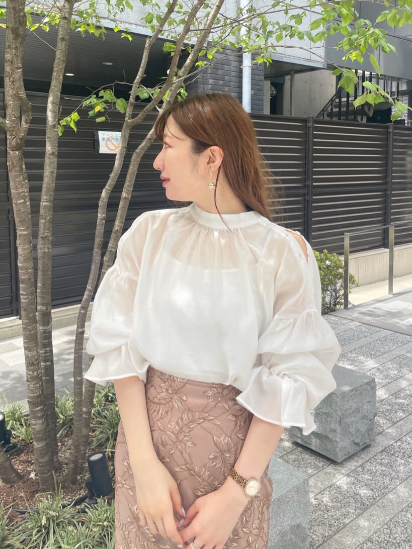 ブラウン系のスカート、ブラウン系のその他シューズ、ホワイト系のシャツ/ブラウスを着用したレディースの夏コーディネートの4枚目の写真