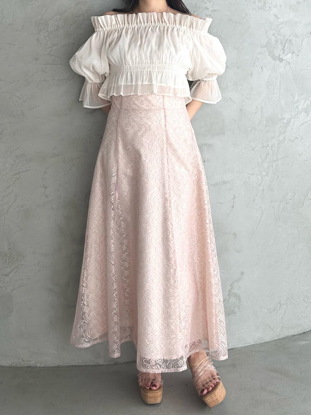 その他のサンダル、ピンク系のスカート、ホワイト系のシャツ/ブラウスを着用したレディースの春コーディネートの2枚目の写真