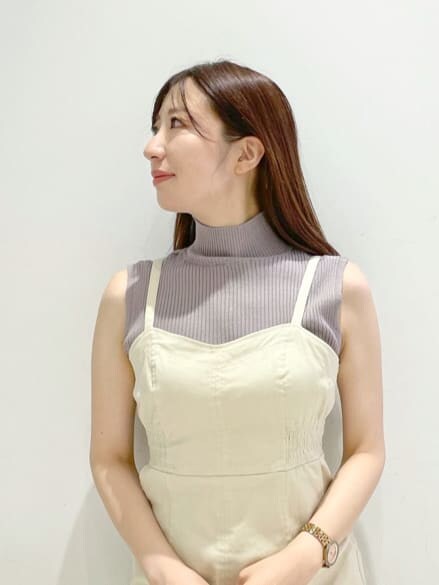 ホワイト系のジャンパースカート、グレー系のニット/セーターを着用したレディースの春コーディネートの4枚目の写真