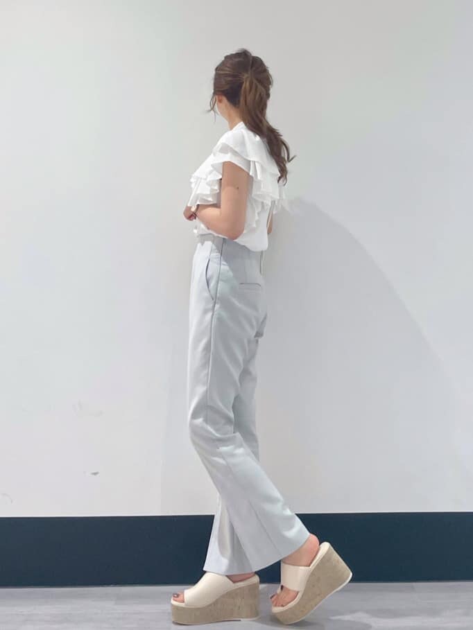 ホワイト系のシャツ/ブラウス、ブルー系のその他パンツ、ホワイト系のサンダルを着用したレディースの夏コーディネートの2枚目の写真