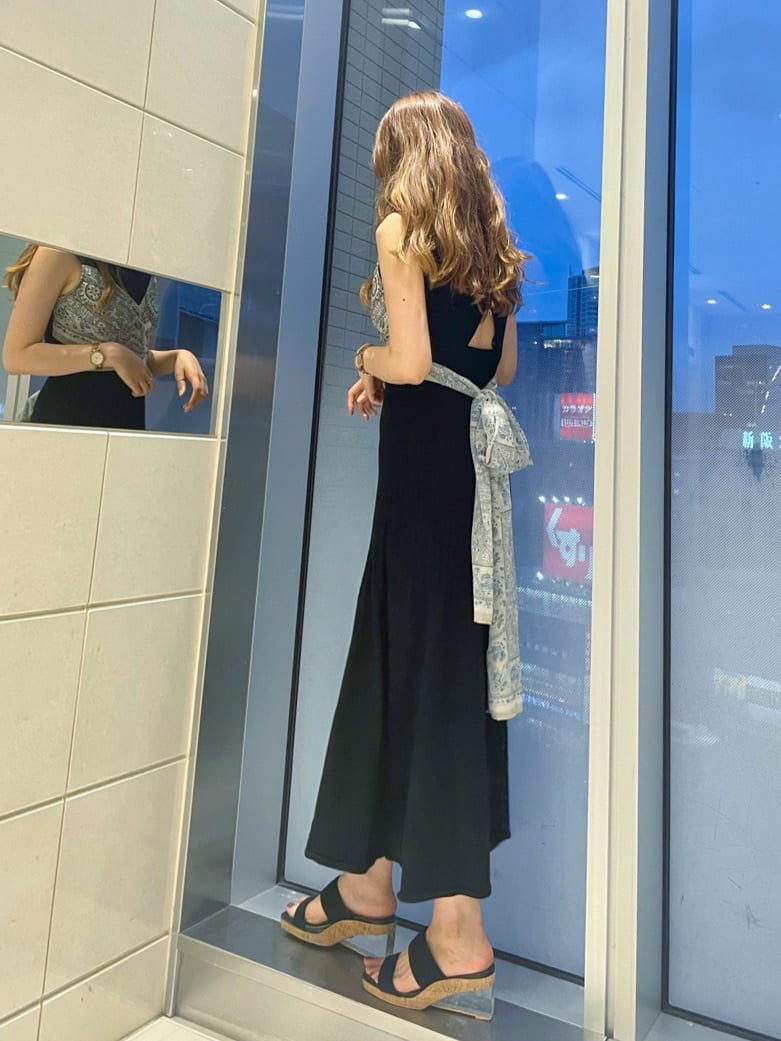 ブラック系のワンピース、ブラック系のサンダルを着用したレディースの夏コーディネートの3枚目の写真