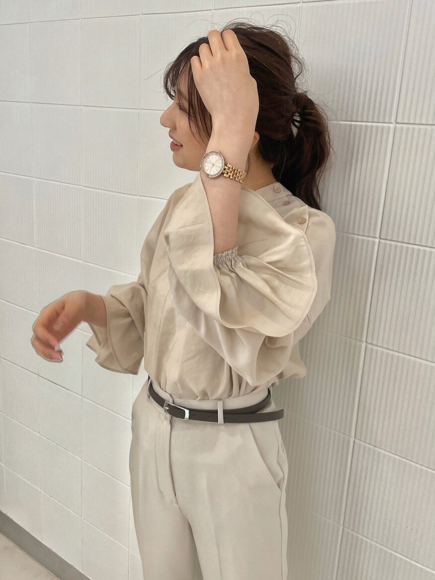 ベージュ系のパンプス、ベージュ系のトートバッグ、その他のストール/ショールを着用したレディースの冬コーディネートの4枚目の写真