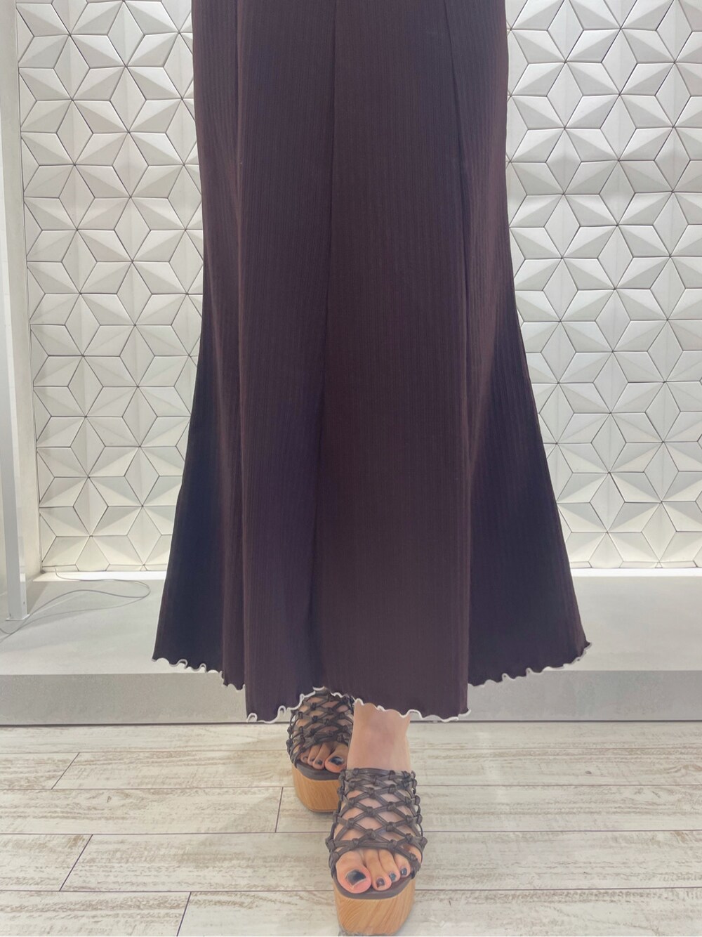 ブラウン系のサンダルを着用したレディースの夏コーディネートの7枚目の写真