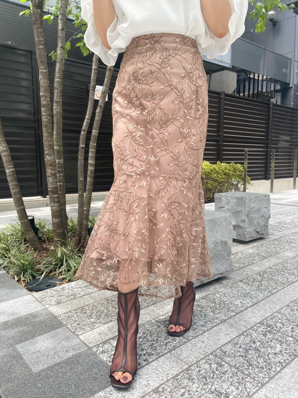 ブラウン系のスカート、ブラウン系のその他シューズ、ホワイト系のシャツ/ブラウスを着用したレディースの夏コーディネートの7枚目の写真