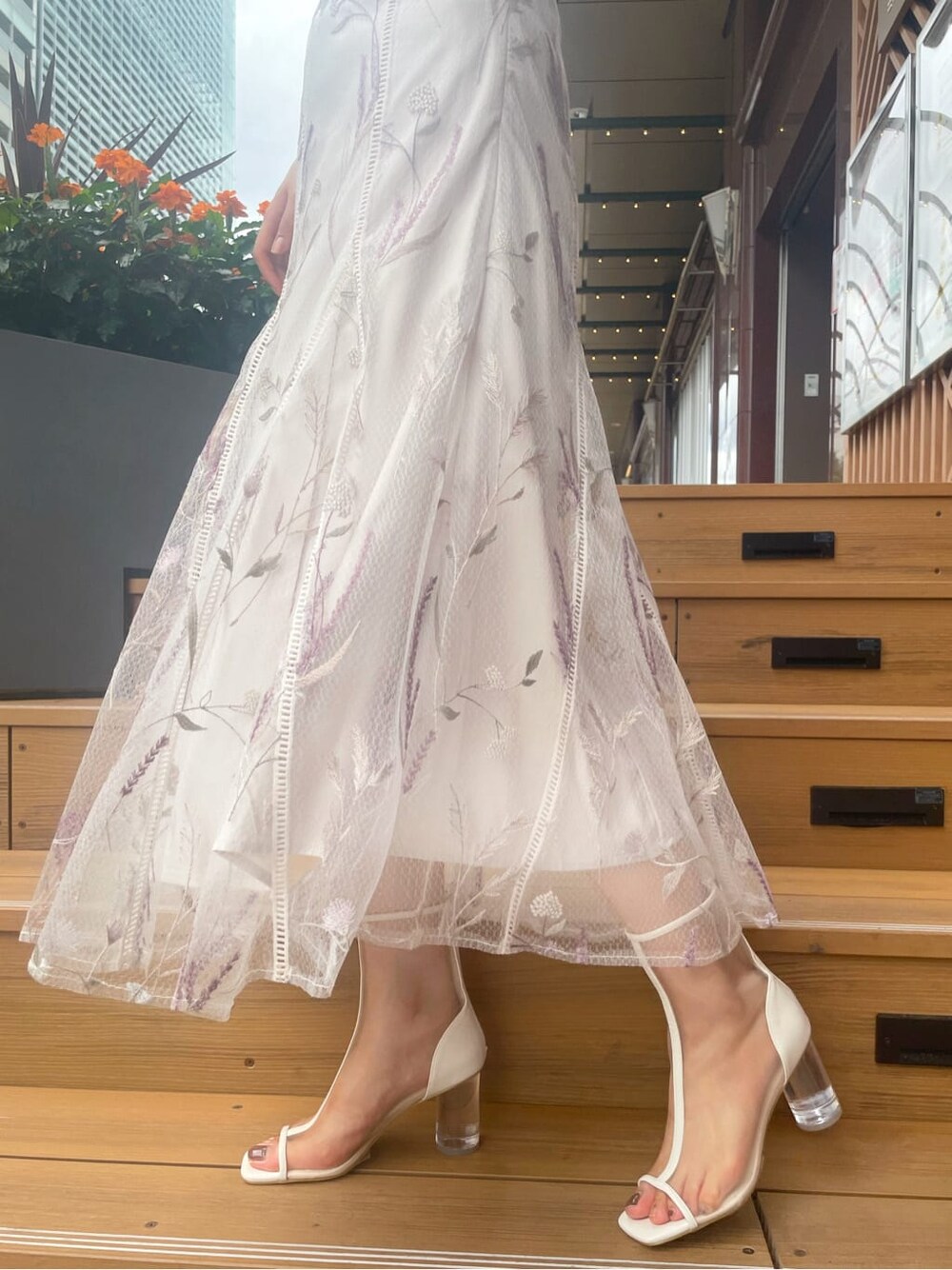 ホワイト系のその他シューズ、ホワイト系のスカート、ブラウン系のニット/セーターを着用したレディースの夏コーディネートの7枚目の写真