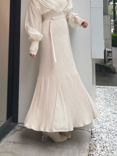 ホワイト系のワンピースを着用したレディースの秋コーディネートの7枚目の写真