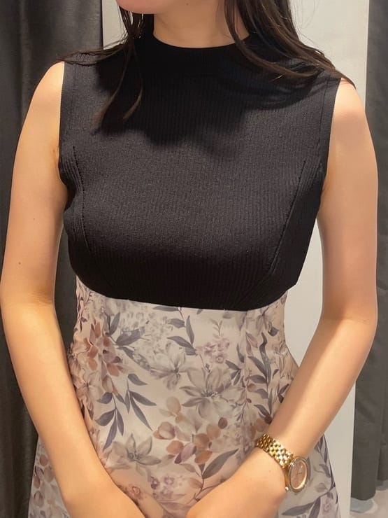 ホワイト系のサンダル、ブラック系のワンピースを着用したレディースの夏コーディネートの3枚目の写真