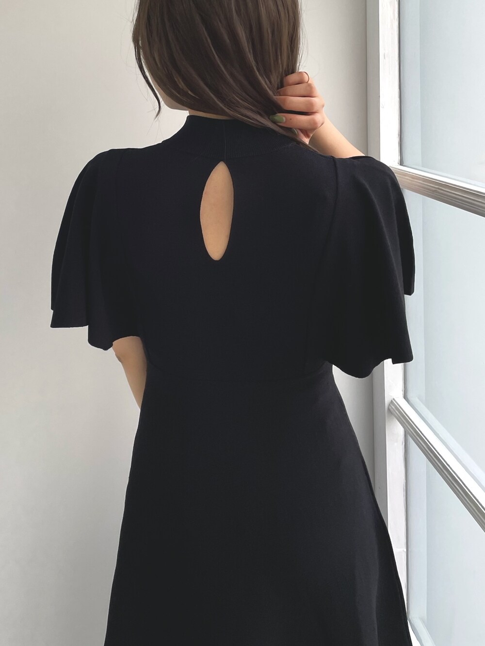 ブラック系のサンダル、ブラック系のワンピースを着用したレディースの春コーディネートの5枚目の写真