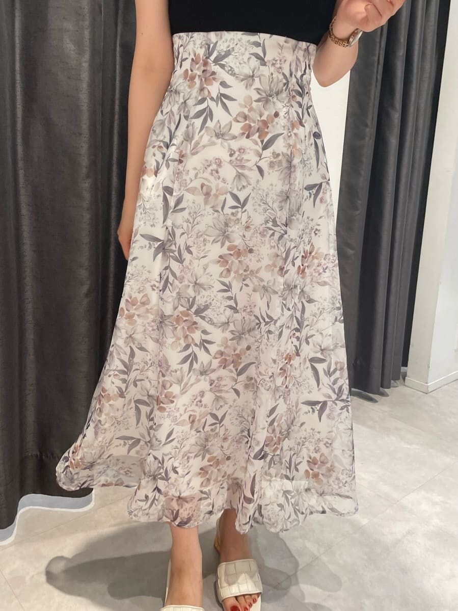 ホワイト系のサンダル、ブラック系のワンピースを着用したレディースの夏コーディネートの6枚目の写真