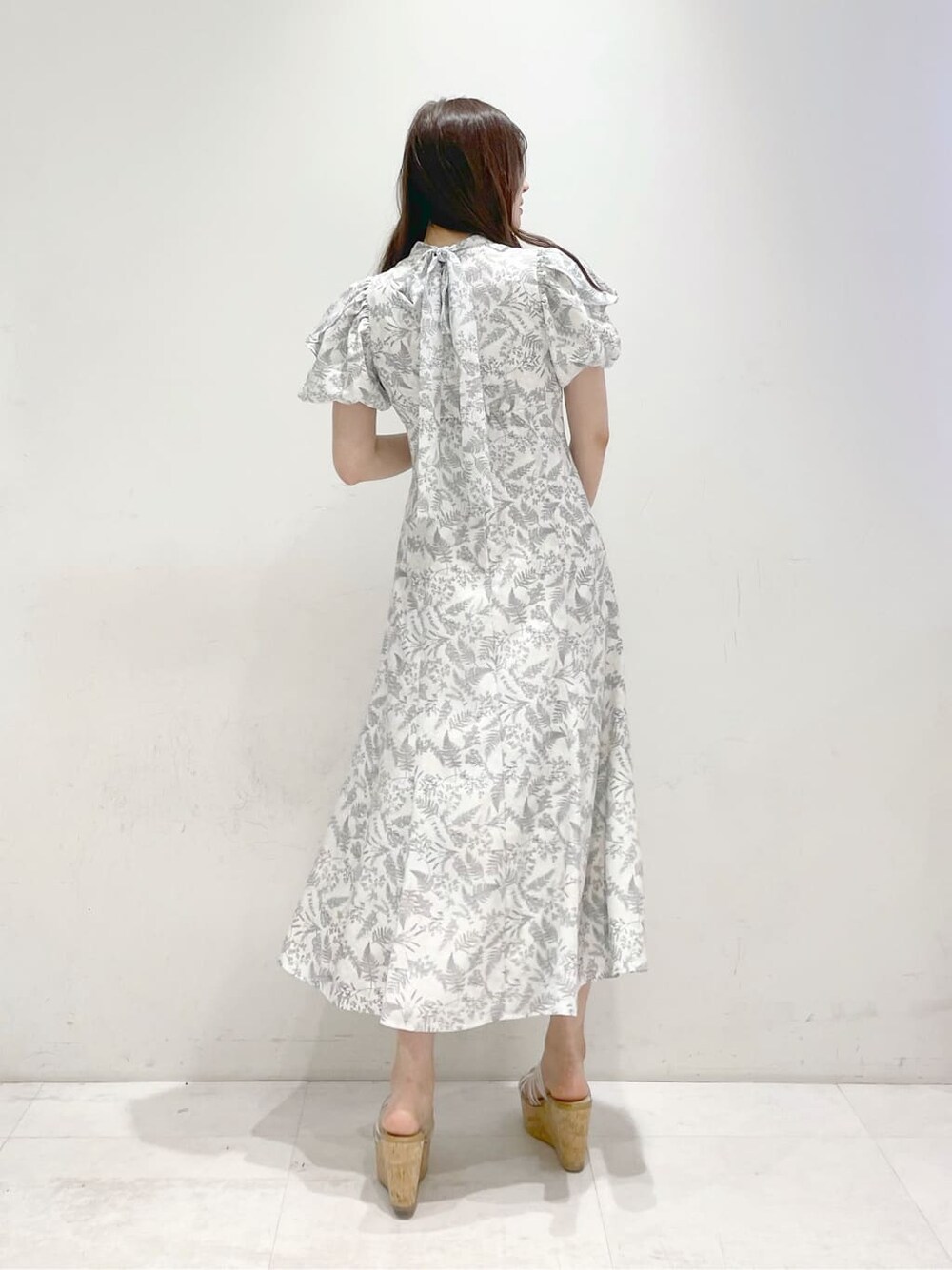 ホワイト系のワンピース、その他のサンダルを着用したレディースの春コーディネートの2枚目の写真