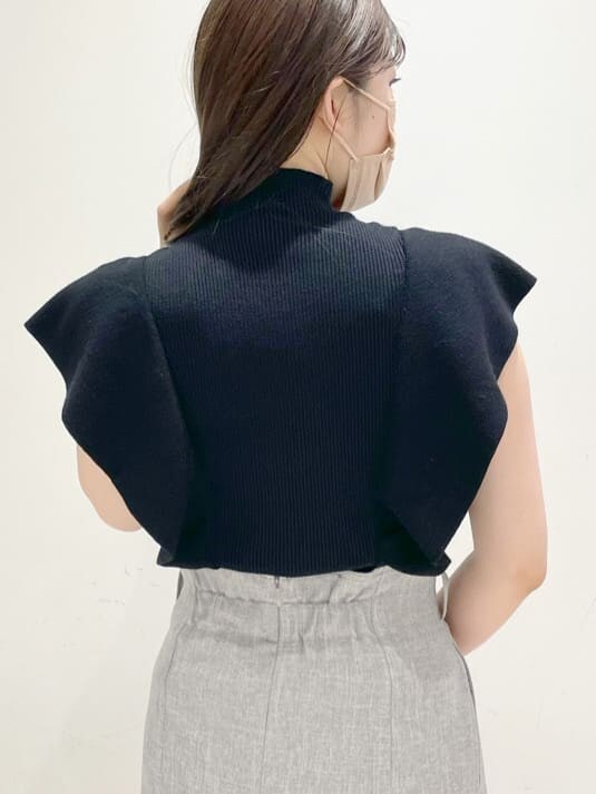 その他のサンダル、ブラウン系のスカート、ブラック系のニット/セーターを着用したレディースの夏コーディネートの5枚目の写真