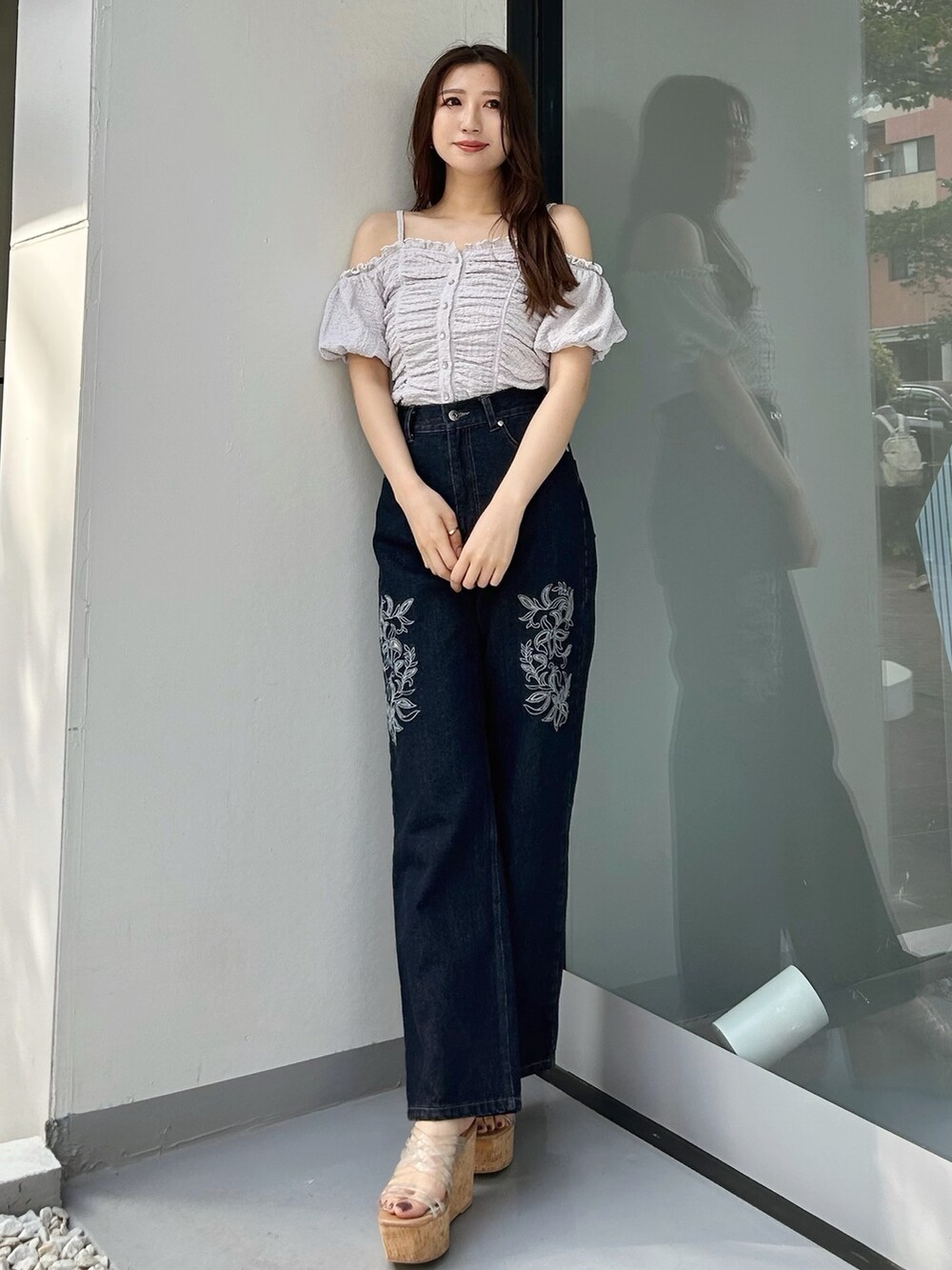 パープル系のTシャツ/カットソー、ブルー系のデニムパンツ、その他のサンダルを着用したレディースの夏コーディネートの2枚目の写真