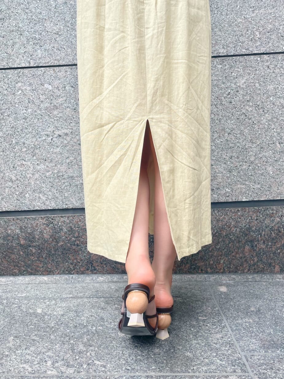 ホワイト系のシャツ/ブラウス、イエロー系のワンピース、ブラウン系のサンダルを着用したレディースの夏コーディネートの8枚目の写真