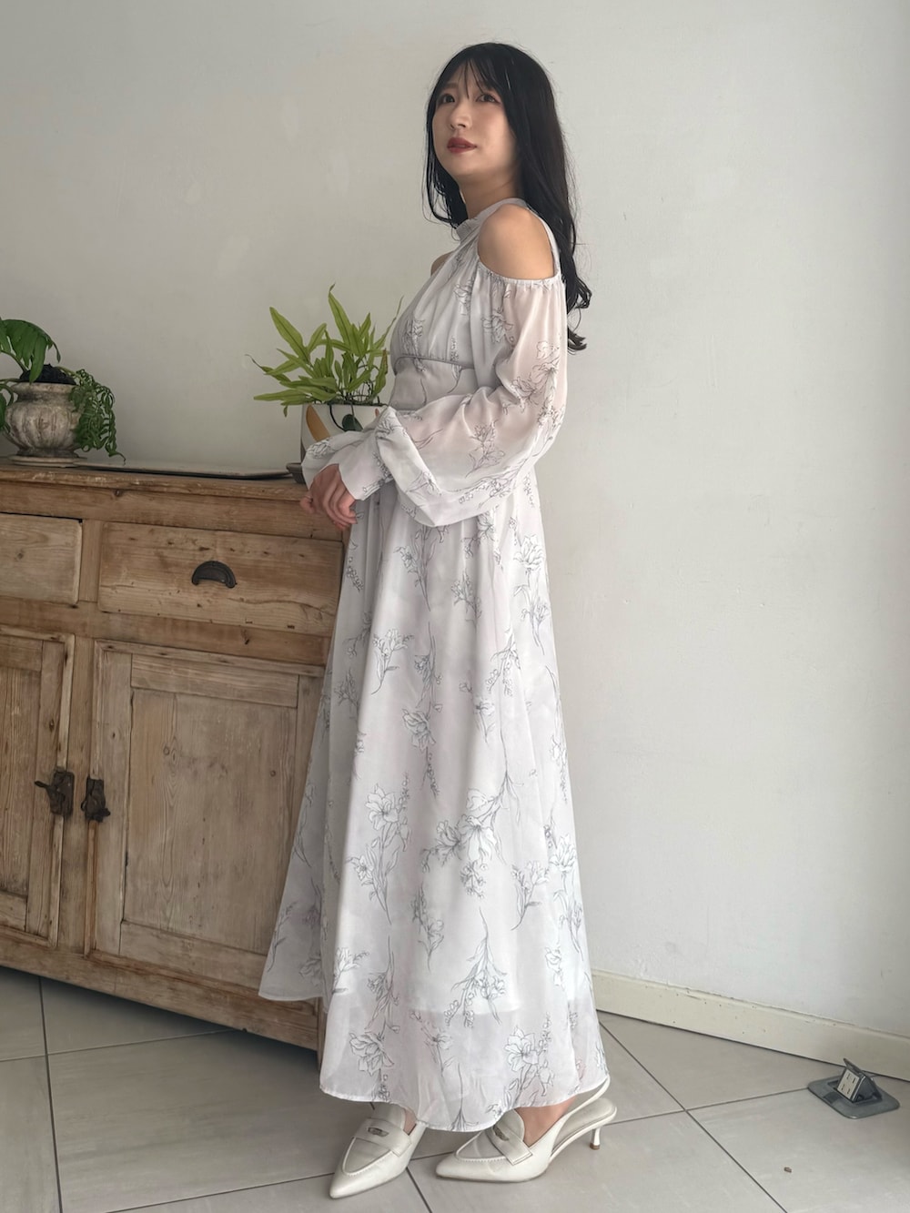 グレー系のワンピースを着用したレディースの秋コーディネートの6枚目の写真