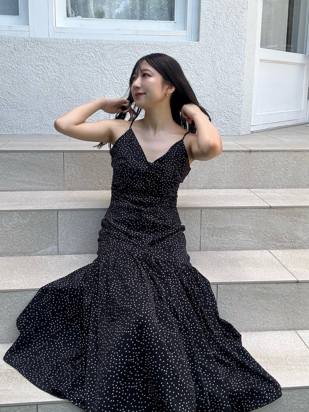 ブラック系のワンピースを着用したレディースの夏コーディネートの4枚目の写真