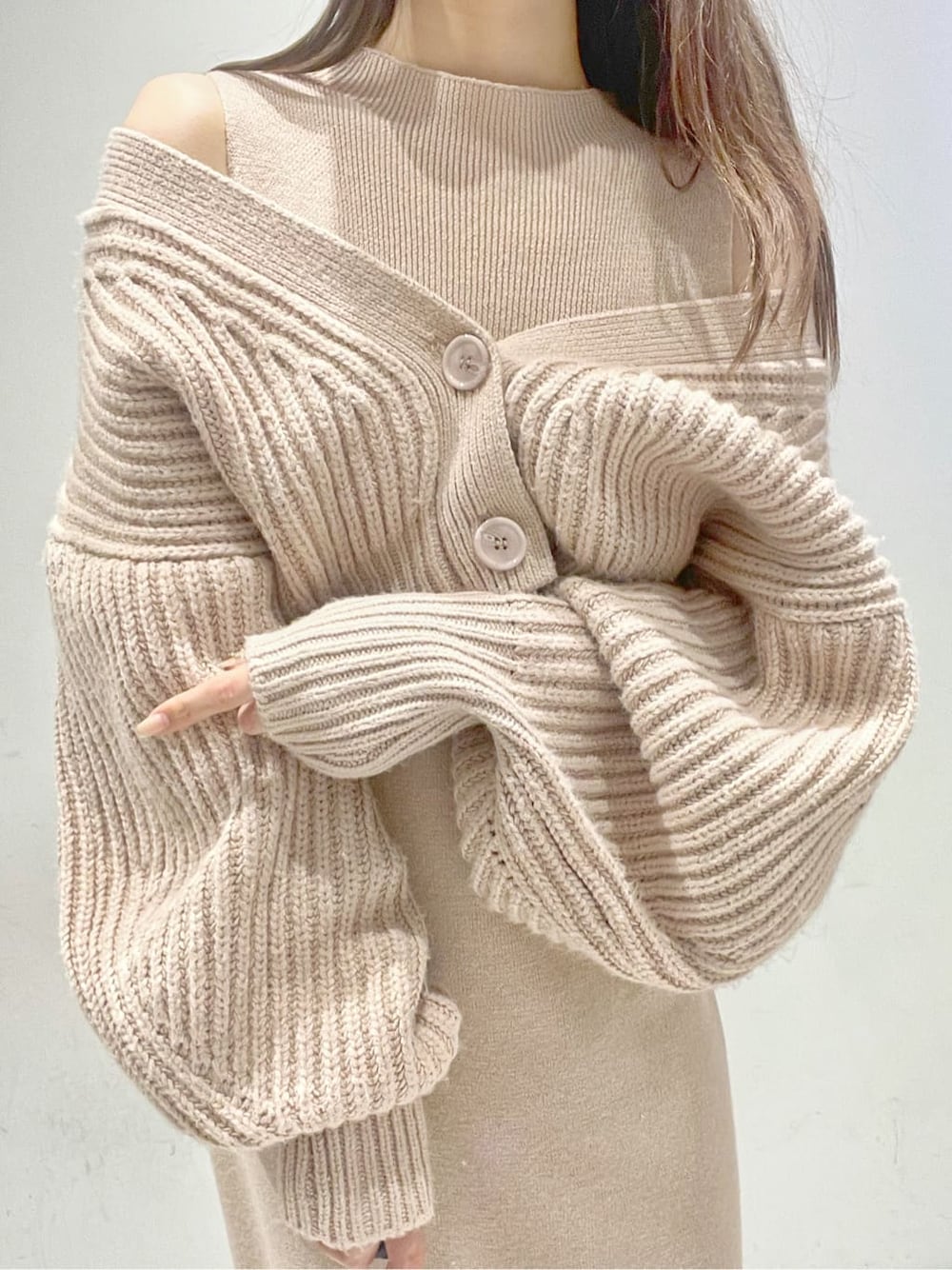 ベージュ系のワンピース、ベージュ系のその他シューズを着用したレディースの冬コーディネートの4枚目の写真