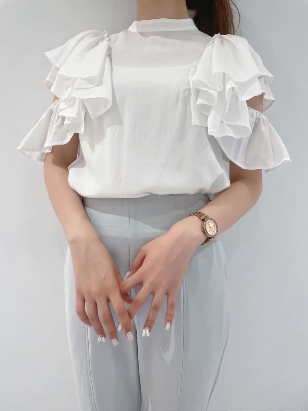 ホワイト系のシャツ/ブラウス、ブルー系のその他パンツ、ホワイト系のサンダルを着用したレディースの夏コーディネートの5枚目の写真