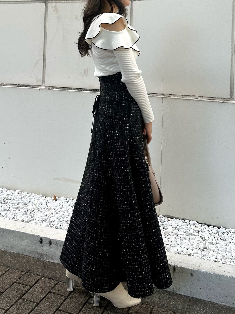 その他のニット/セーター、ベージュ系のハンドバッグ、ブラック系のスカートを着用したレディースの秋コーディネートの3枚目の写真