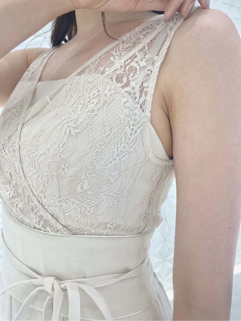 ベージュ系のパンプス、ホワイト系のワンピースを着用したレディースの夏コーディネートの5枚目の写真