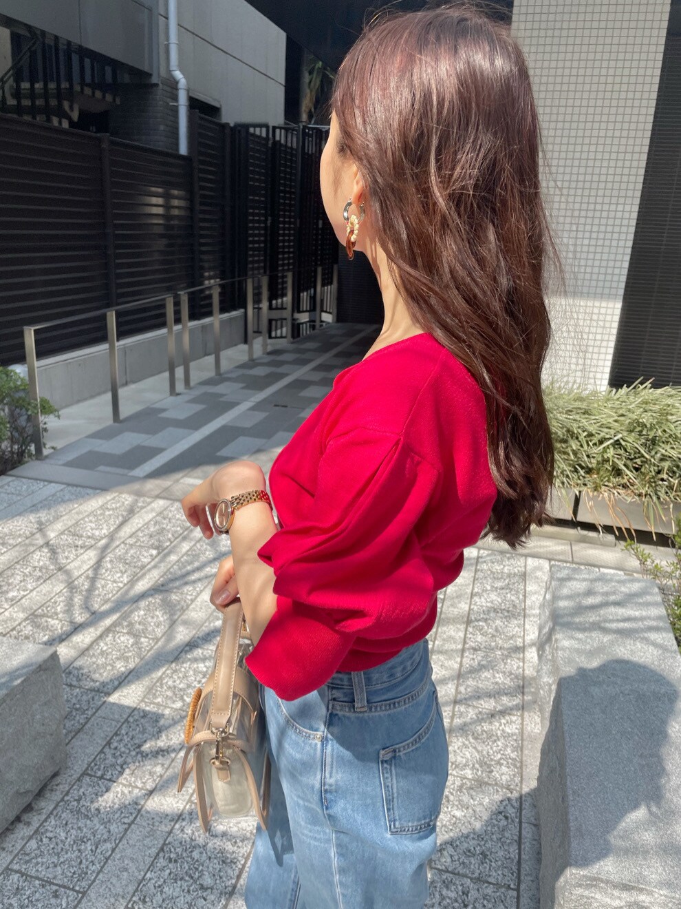 レッド系のニット/セーター、ブルー系のその他パンツ、ベージュ系のバレエシューズを着用したレディースの春コーディネートの3枚目の写真