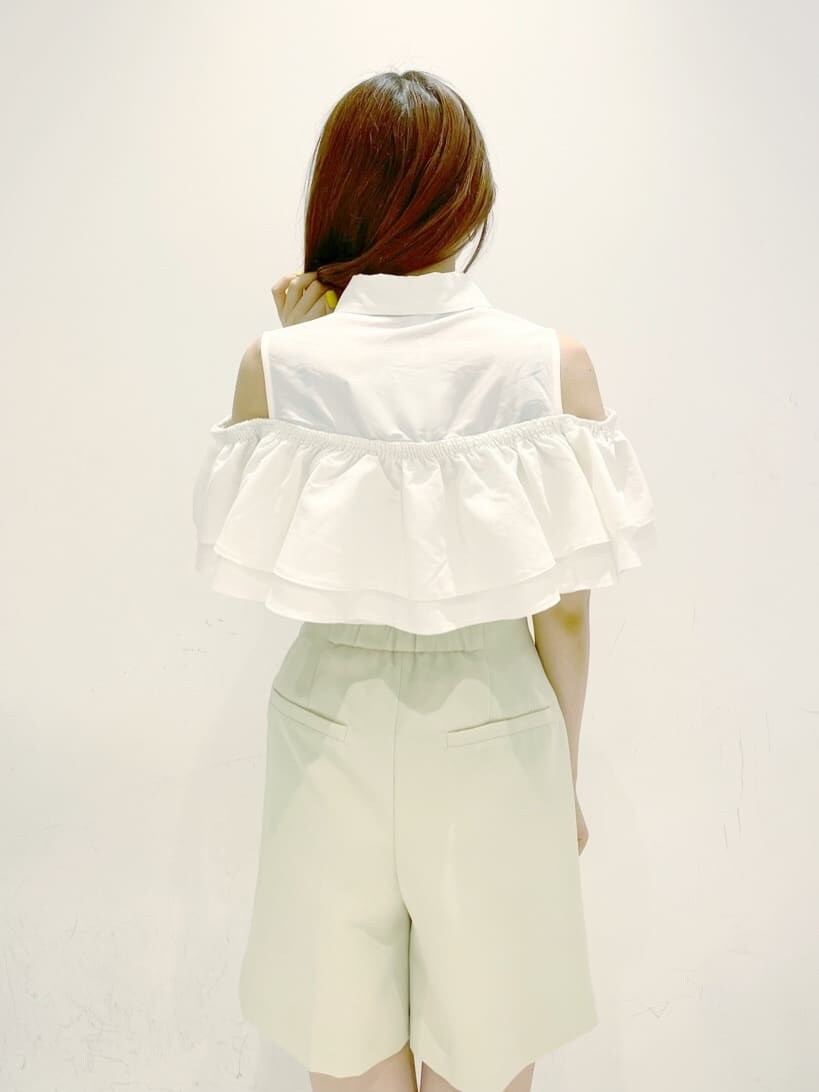 その他のサンダル、グリーン系のその他パンツ、ホワイト系のシャツ/ブラウスを着用したレディースの夏コーディネートの7枚目の写真