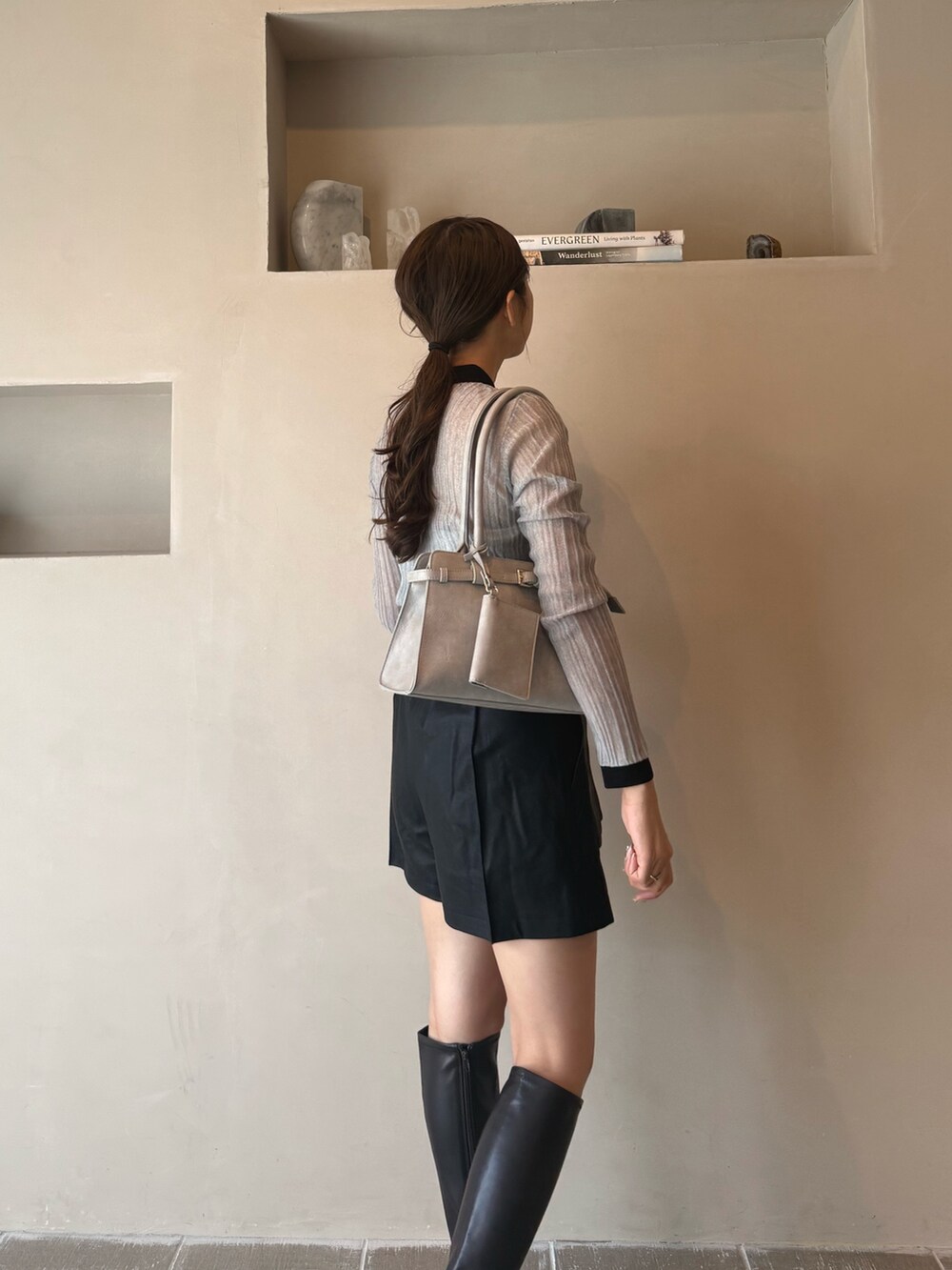 グレー系のニット/セーター、ブラック系のブーツ、ブラック系のその他パンツを着用したレディースの夏コーディネートの5枚目の写真