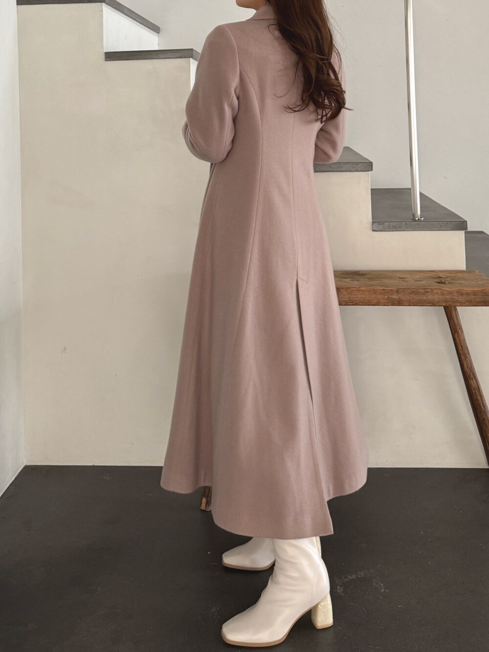 ベージュ系のその他アウター、ホワイト系のブーツを着用したレディースの秋コーディネートの2枚目の写真