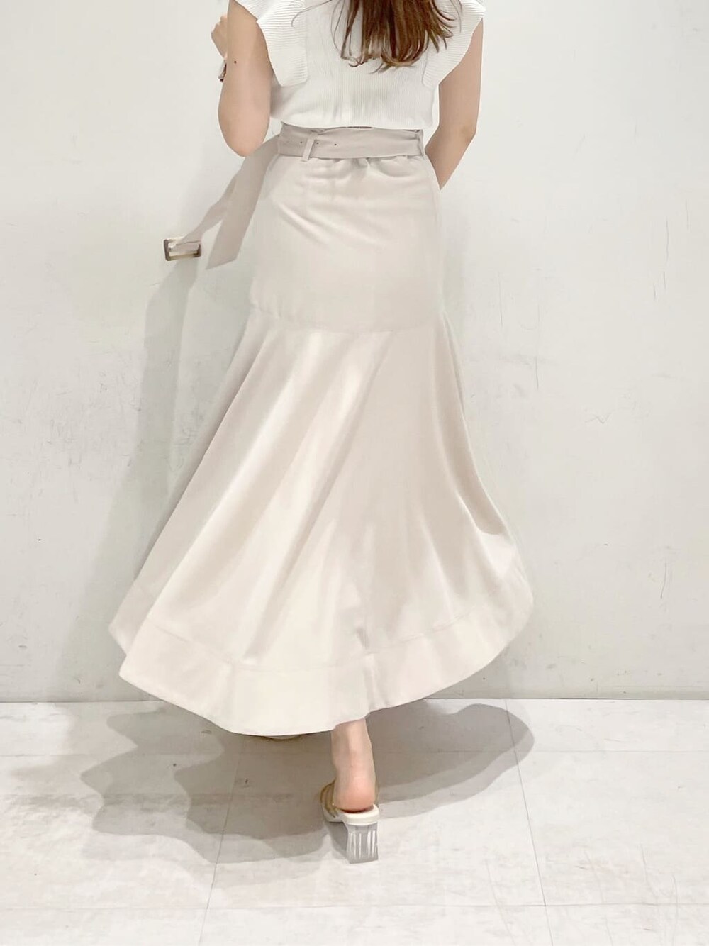 ベージュ系のサンダル、ホワイト系のニット/セーター、ホワイト系のスカートを着用したレディースの春コーディネートの8枚目の写真